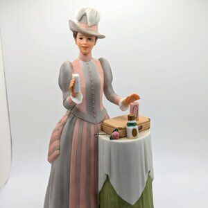Avon President's Club 1984 Mrs Albee Award Figurine 10"